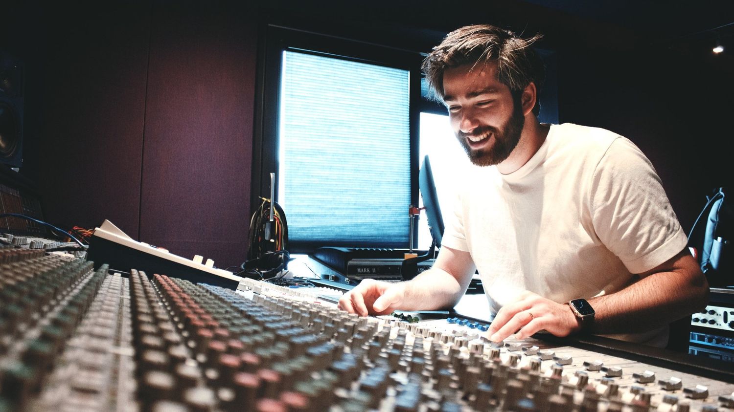 الهندسة الصوتية: كيف تبني صوتًا فريدًا لعلامتك التجارية؟