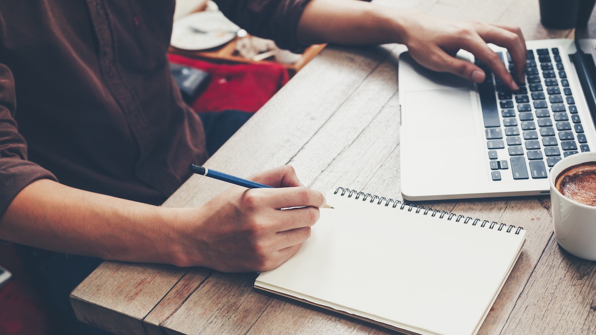 كيفية كتابة قصة قصيرة مبتكرة في 5 خطوات